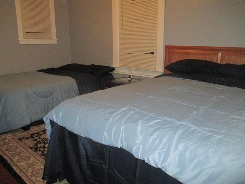 E Michigan Walk Up Furnished 1 Bedroom Apt Лансинг Екстериор снимка